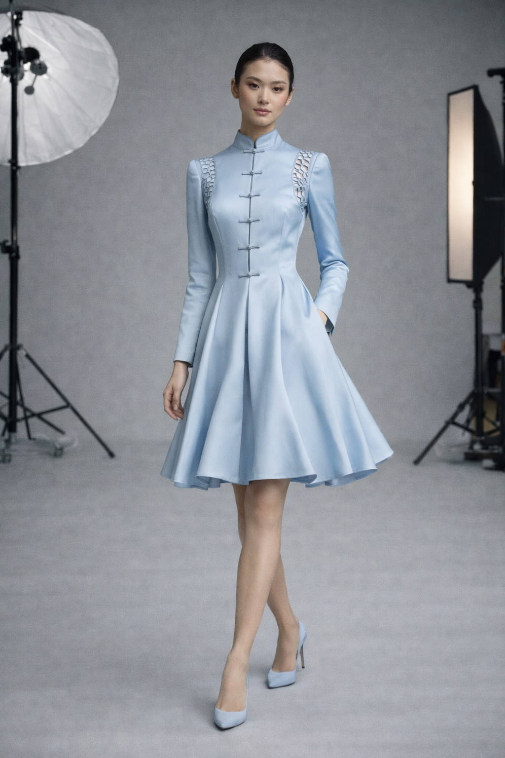 Mannequin portant une robe à jupe ample arrivant au genou, manches longues, en satin mélangé style Chinois  couleur glace bleu